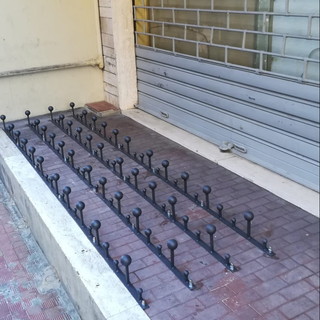 Ventimiglia: la denuncia di Rete Sanremo Solidale "Tappeti per fachiri' per non far dormire i migranti (Foto)