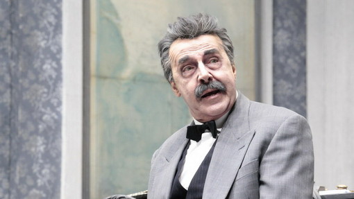 Tullio Solenghi in 'Colpi di timone' al teatro Ariston di Sanremo Tullio Solenghi in 'Colpi di timone' al teatro Ariston di Sanremo