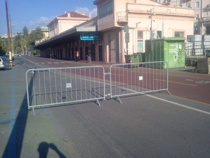 Sanremo: proteste per le transenne lasciate dietro l’ex stazione ferroviaria di piazza Cesare Battisti