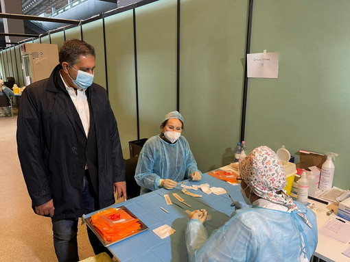 Coronavirus: visita Presidente Toti all’hub vaccinale della Fiera di Genova “Liguria ai limiti della somministrazione di vaccini, pronti ad aumentare ancora con nuove consegne”