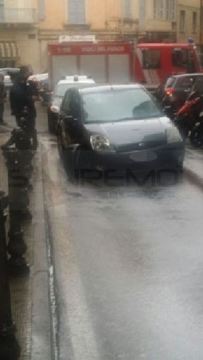 Sanremo: auto perde il controllo al rondò Volta, alla guida una donna, nessun ferito solo un grande spavento e danni al mezzo Sanremo: auto perde il controllo al rondò Volta, alla guida una donna, nessun ferito solo un grande spavento e danni al mezzo