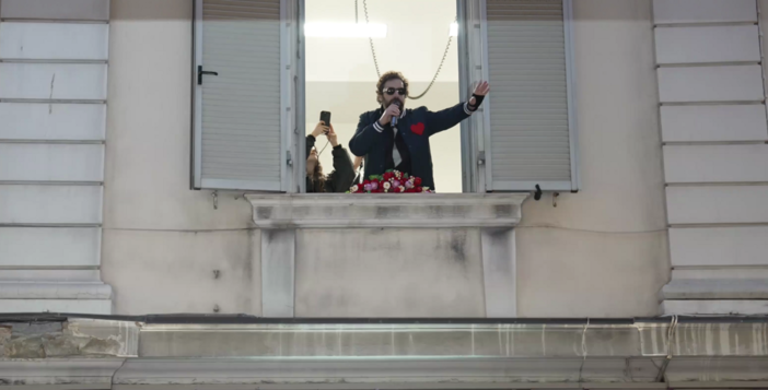 Sanremo, Tommaso Paradiso saluta i fan dal balcone: “I romantici hanno il cuore sulla giacca” (Video)
