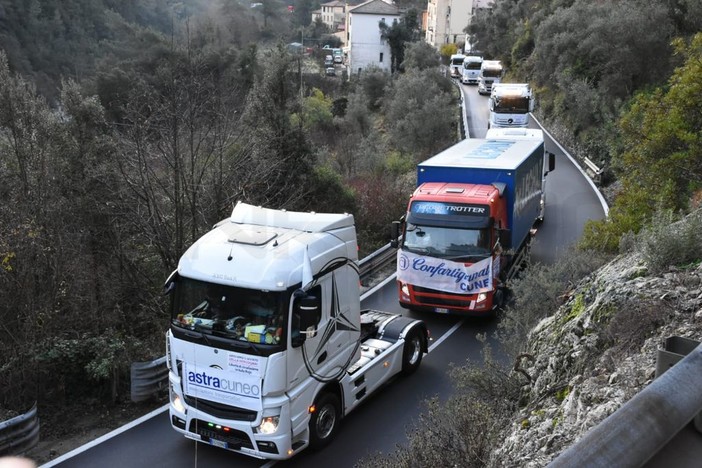 Viabilità: le associazioni di trasporti chiedono al Prefetto di Cuneo un tavolo di discussione "Bisogna rimuovere il divieto a Tir"