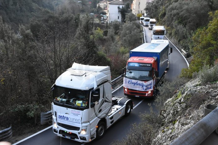 Viabilità: le associazioni di trasporti chiedono al Prefetto di Cuneo un tavolo di discussione &quot;Bisogna rimuovere il divieto a Tir&quot;
