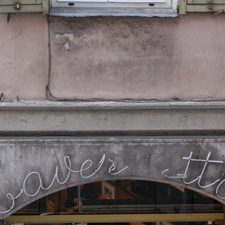 Sanremo: danneggiata l'insegna al neon della Tavernetta di via Palazzo