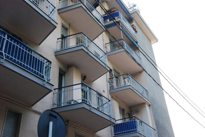 Sanremo: minaccia di togliersi la vita lanciandosi dal terrazzo, mobilitazione di soccorsi in via Dante