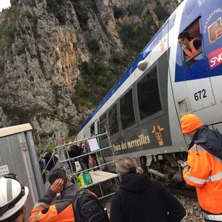 Tempesta Alex, le infermiere di Cuneo giungono in elicottero da Nizza. La Valle Roya soffre e i sindaci disertano la riunione dell’Unione dei Comuni (foto e video) Tempesta Alex, le infermiere di Cuneo giungono in elicottero da Nizza. La Valle Roya soffre e i sindaci disertano la riunione dell’Unione dei Comuni (foto e video)