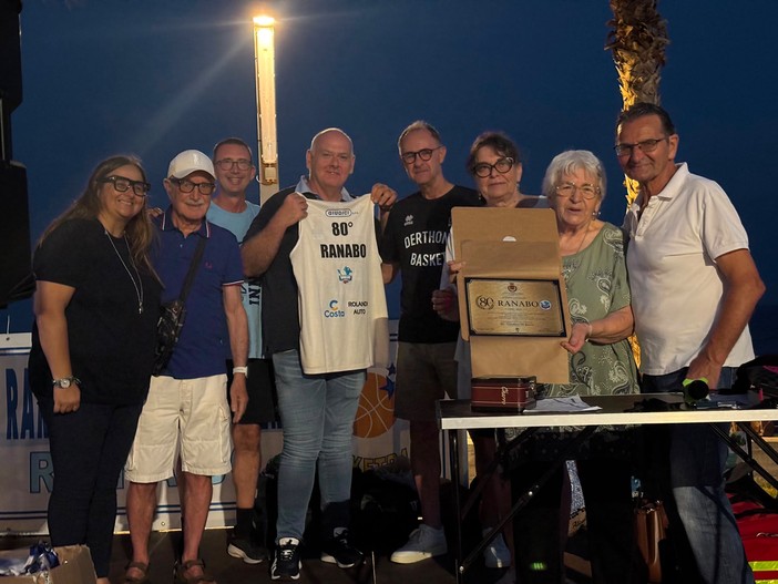 80 anni di storia, l'amministrazione comunale consegna una targa celebrativa alla Rari Nantes Bordighera 1946 (Foto) 80 anni di storia, l'amministrazione comunale consegna una targa celebrativa alla Rari Nantes Bordighera 1946 (Foto)