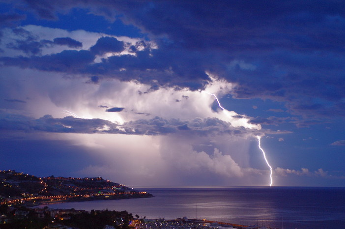 Meteorologia: da stanotte alle 3 a domani alle 15 Allerta Meteo 'Gialla' per temporali anche sull'imperiese