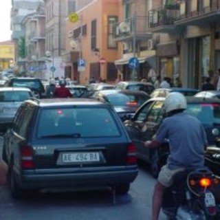 Sanremo: code e traffico caotico in città, Pasquino è d'accordo con Lidia C.
