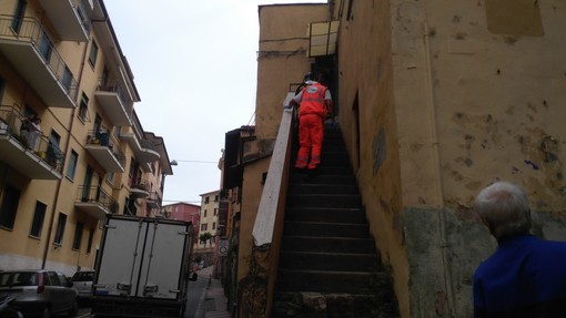 Imperia: donna si barrica in casa in via Pirinoli, momenti di paura ed intervento dei soccorsi (foto)