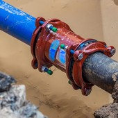 Ventimiglia, si rompe una tubatura idrica in via Vittorio Veneto: tecnici al lavoro Ventimiglia, si rompe una tubatura idrica in via Vittorio Veneto: tecnici al lavoro