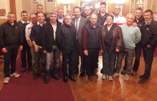 I tassisti nell'atrio del Comune con il sindaco Maurizio Zoccarato I tassisti nell'atrio del Comune con il sindaco Maurizio Zoccarato