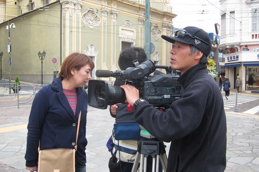 La troupe in piazza Colombo La troupe in piazza Colombo