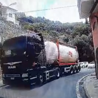 Chiusavecchia, scongiurato lo scontro tra un tir e un'auto sulla SS 28 (video) Chiusavecchia, scongiurato lo scontro tra un tir e un'auto sulla SS 28 (video)