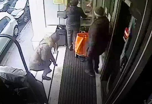 "Artisti della truffa" con base a Sanremo in azione agli sportelli Bancomat: svuotavano i conti di anziani. Fermati 2 francesi (video) "Artisti della truffa" con base a Sanremo in azione agli sportelli Bancomat: svuotavano i conti di anziani. Fermati 2 francesi (video)
