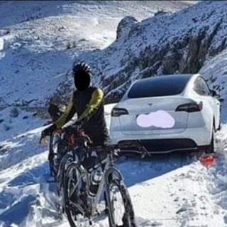 Sull'Alta Via del Sale (chiusa) con la Tesla: due giovani abbandonano l'auto nella neve