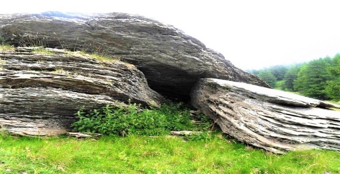 Pigna, scoperta una tomba preistorica: un nuovo tassello nell’architettura funeraria locale (Foto) Pigna, scoperta una tomba preistorica: un nuovo tassello nell’architettura funeraria locale (Foto)