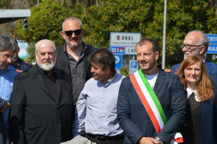 Ventimiglia: possibile spostamento del 'Terzo Paradiso' di Pistoletto, la precedente Amministrazione non ci sta "Riqualificare la Porta d’Italia con una colata di cemento?" Ventimiglia: possibile spostamento del 'Terzo Paradiso' di Pistoletto, la precedente Amministrazione non ci sta "Riqualificare la Porta d’Italia con una colata di cemento?"