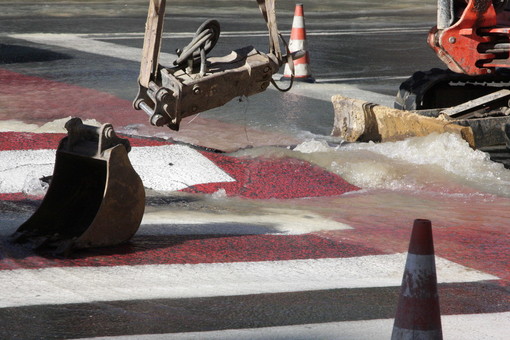 Sanremo: esplode un tubo dell'acqua in via Roma, i lavori andranno avanti fino alle 23, domani l'asfalto