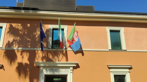 Violenza su una bimba di 11 anni sul divano mentre gli altri giocavano a carte Violenza su una bimba di 11 anni sul divano mentre gli altri giocavano a carte