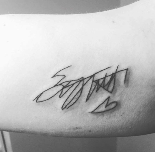 #Sanremo2016 è anche tatuarsi l'autografo di Eros Ramazzotti sul braccio #Sanremo2016 è anche tatuarsi l'autografo di Eros Ramazzotti sul braccio