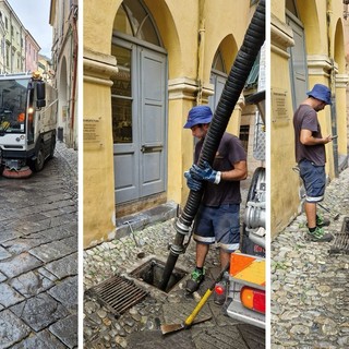 Taggia: operai comunali al lavoro per svuotare i tombini e ripulire le strade dopo il temporale (Foto) Taggia: operai comunali al lavoro per svuotare i tombini e ripulire le strade dopo il temporale (Foto)