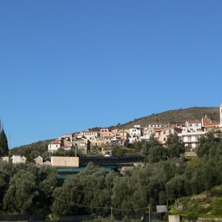 Terzorio: l'elogio alla Piazza del Paese di Franco Lombardi "Tollerante, inclusiva, complice"