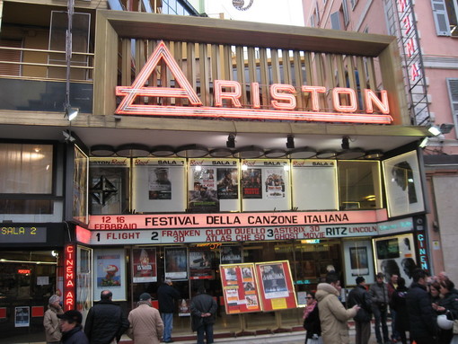 Lunedì sul 'Red Carpet' di fronte al Teatro Ariston sfileranno tutti i cantanti del Festival di Sanremo