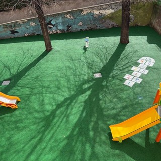 Ventimiglia, giocare in sicurezza: nuovo tappeto antitrauma per la scuola di via Vittorio Veneto