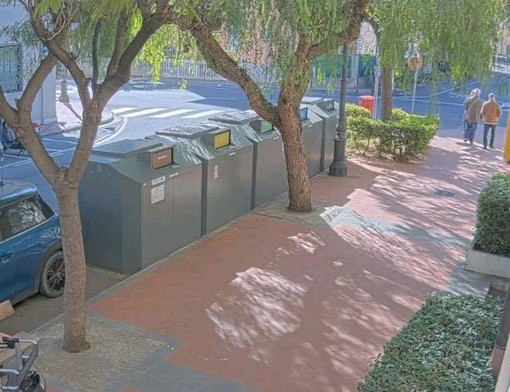 Bordighera contro inciviltà e vandalismo: installate nuove telecamere per monitorare le isole ecologiche