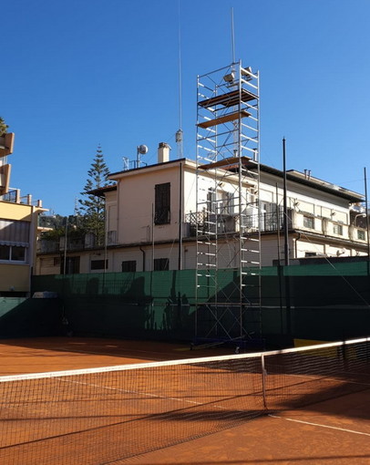 Tennis. Importante intervento all'illuminazione del Lawn Tennis Club 1878 a Bordighera. L'Assessore allo Sport Stefano Gnutti: "Valorizziamo un impianto sportivo storico"
