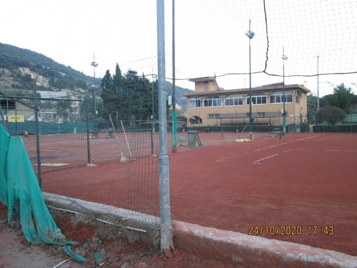 Tennis: avanti con i lavori di restauro dei danni alluvionali del TC Ventimiglia, mentre ricomincia l'attività in campo