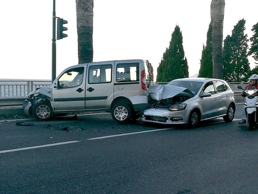 Santo Stefano al Mare: tamponamento a catena sull'Aurelia, auto distrutte ma conducenti illesi