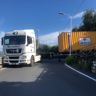 Imperia, tir bloccato in via Fanny Roncati Carli: il navigatore manda in tilt l'autista (foto)
