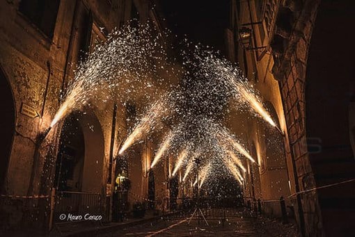 'Notte di San Benedetto’ a Taggia con falò e cascate di fuoco 'Notte di San Benedetto’ a Taggia con falò e cascate di fuoco
