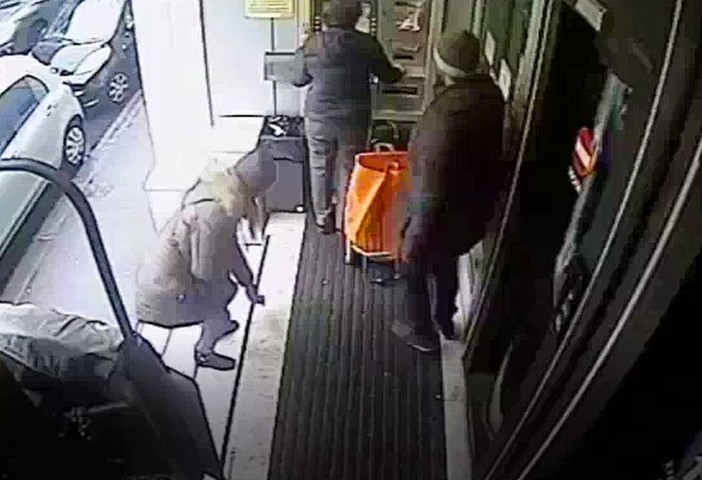 "Artisti della truffa" con base a Sanremo in azione agli sportelli Bancomat: svuotavano i conti di anziani. Fermati 2 francesi (video) "Artisti della truffa" con base a Sanremo in azione agli sportelli Bancomat: svuotavano i conti di anziani. Fermati 2 francesi (video)