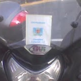 Il contrassegno esposto sullo scooter