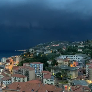 Maltempo: ha cominciato a piovere alle 21, forte temporale a Imperia. Le immagini dal Parasio (video) Maltempo: ha cominciato a piovere alle 21, forte temporale a Imperia. Le immagini dal Parasio (video)