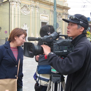 La troupe in piazza Colombo