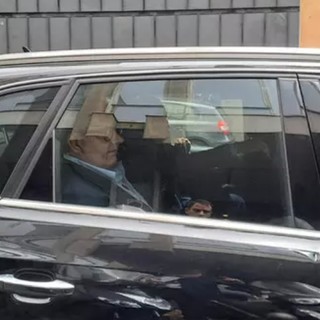 Il presidente Giovanni Toti sull'auto della Guardia di Finanza (foto Ansa) Il presidente Giovanni Toti sull'auto della Guardia di Finanza (foto Ansa)