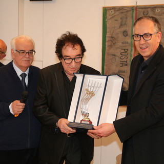 Sanremo: Tony Dallara inaugura la sua personale all'Ariston 'Come prima più di prima', la città ed i fans gli rendono omaggio con un premio