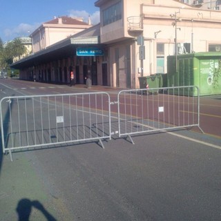 Sanremo: proteste per le transenne lasciate dietro l’ex stazione ferroviaria di piazza Cesare Battisti