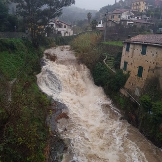 Imperia: critica la situazione in val Prino, il torrente è esondato su un orto, un grosso masso è caduto tra Trincheri e Santa Brigida (foto e video)