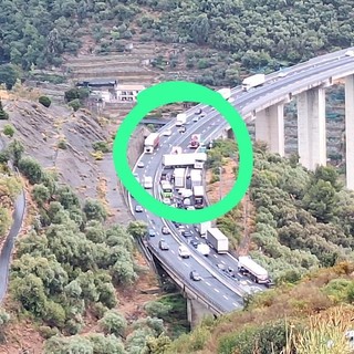 A10 riaperta dopo il tir ribaltato, ma ancora code: 13 chilometri di rallentamenti tra Sanremo Ovest e Imperia Ovest A10 riaperta dopo il tir ribaltato, ma ancora code: 13 chilometri di rallentamenti tra Sanremo Ovest e Imperia Ovest