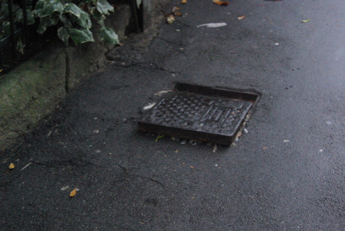 Sanremo: lettore segnala al Comune dei tombini 'pericolosi' ma gli rispondono 'Bisogna vedere se c'è qualcuno che lavora'