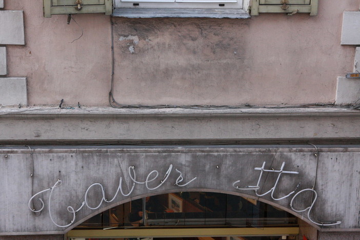 Sanremo: danneggiata l'insegna al neon della Tavernetta di via Palazzo
