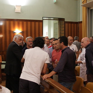 I tassisti in consiglio comunale mentre parlano con il consigliere Massimiliano Moroni