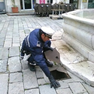 Sanremo: si rompe tombino in piazza Eroi e si crea pericoloso buco, interviene la Polizia Locale Sanremo: si rompe tombino in piazza Eroi e si crea pericoloso buco, interviene la Polizia Locale