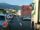 Caos autostrade, ambulanza della Croce Bianca di Imperia con a bordo un bambino costretta allo slalom tra auto e tir ad Arenzano (video)